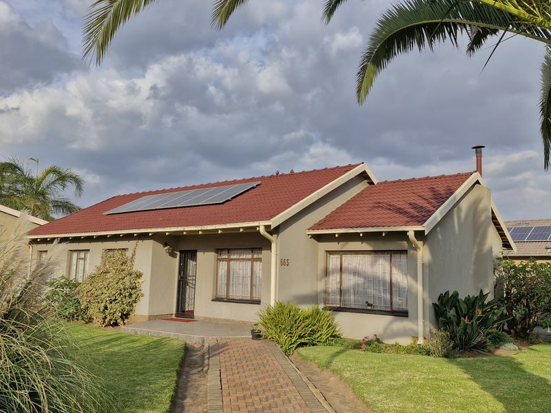 Hidden Gem in Geluksdal. Space, Comfort & Serious Potential - Photo 1