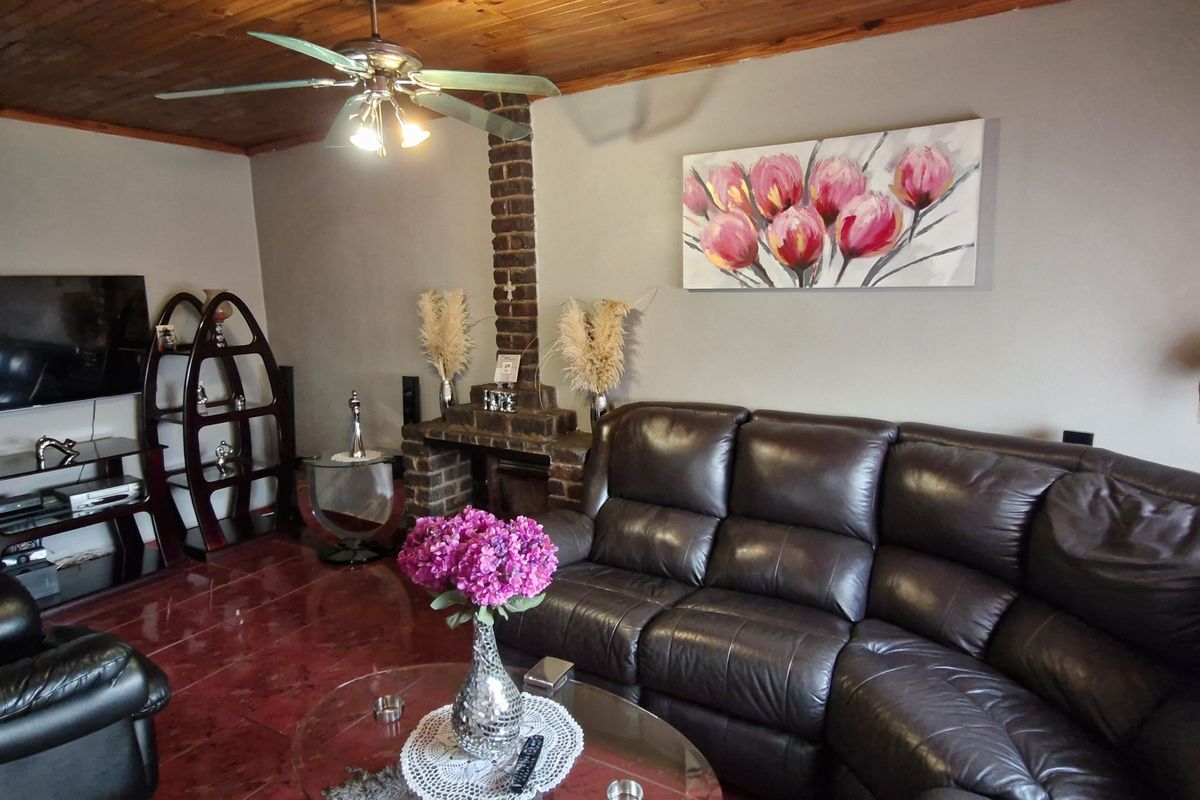 Hidden Gem in Geluksdal. Space, Comfort & Serious Potential - Photo 3