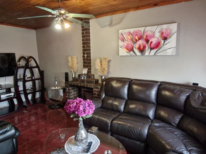Hidden Gem in Geluksdal. Space, Comfort & Serious Potential - Photo 3