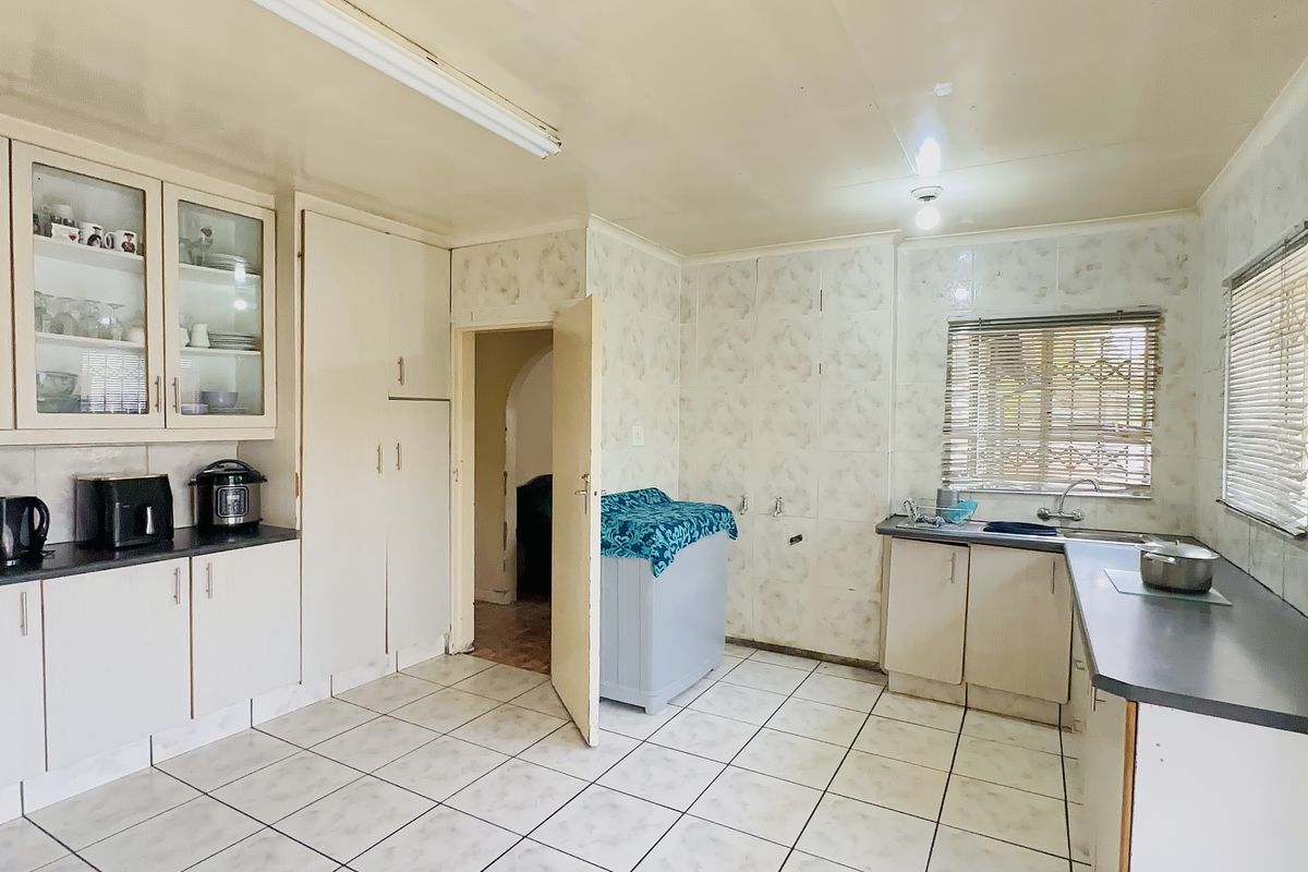 Spacious Family Home on a Double Stand in Selcourt, Springs - Photo 5