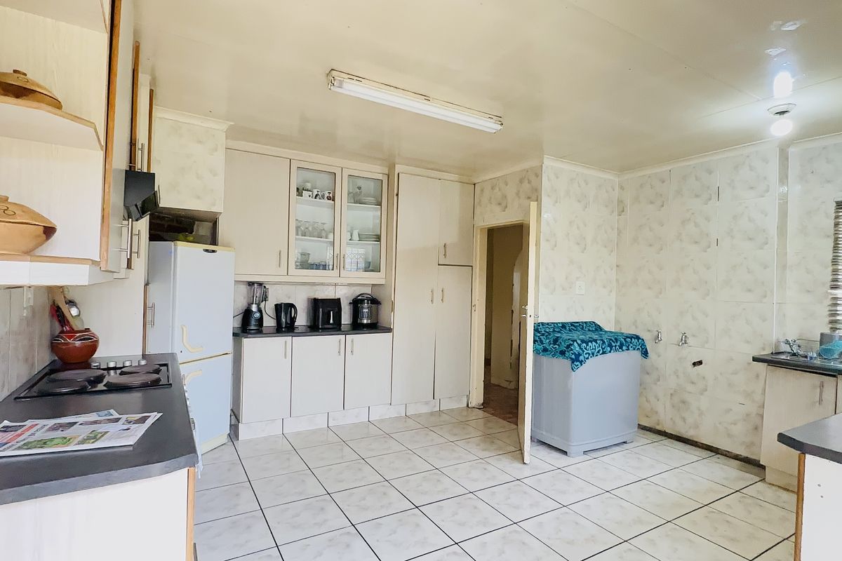 Spacious Family Home on a Double Stand in Selcourt, Springs - Photo 3
