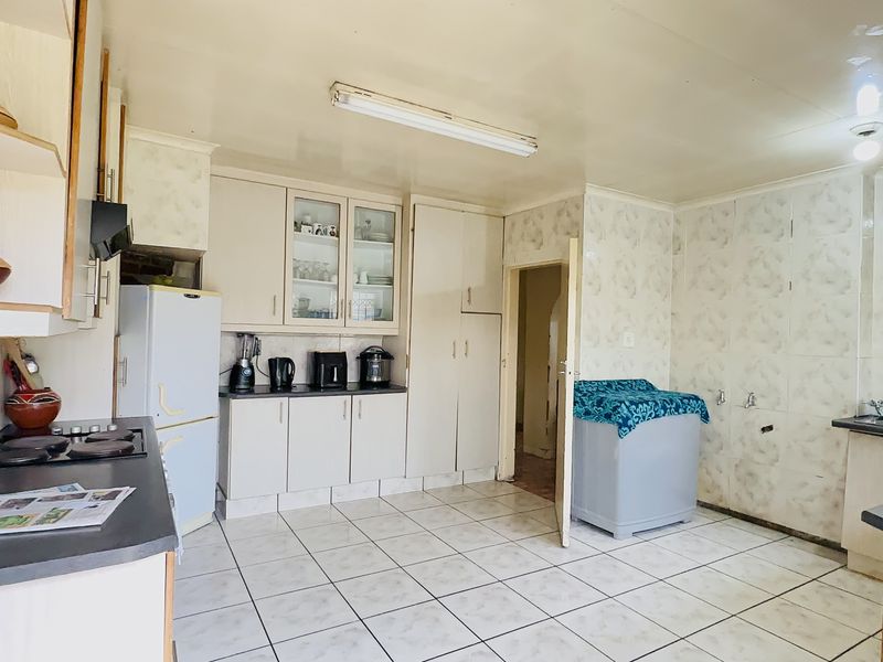 Spacious Family Home on a Double Stand in Selcourt, Springs - Photo 3