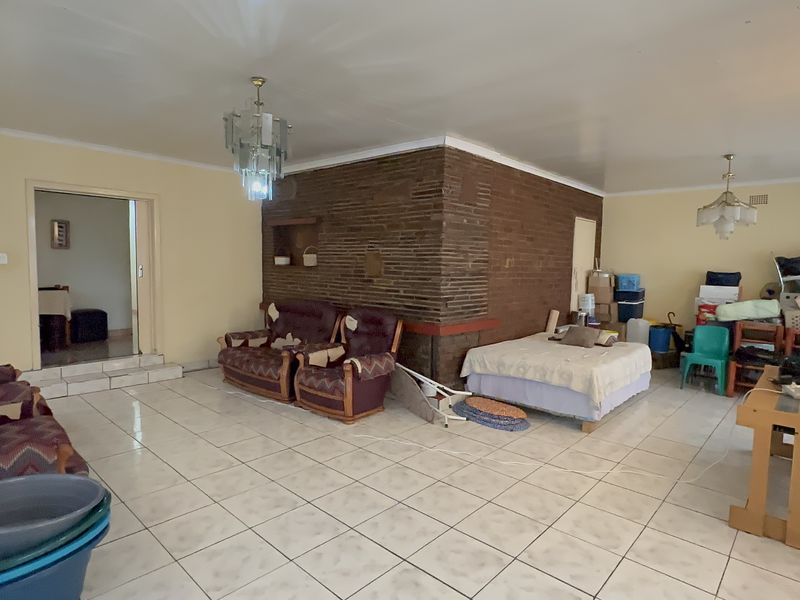 Spacious Family Home on a Double Stand in Selcourt, Springs - Photo 8