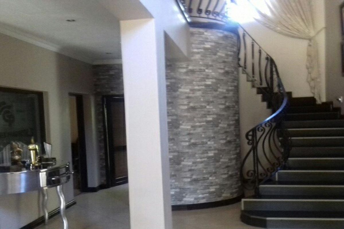 Elegant 3-Bedroom Family Home for Sale in Eagle Trace Estate, Fourways - Photo 4