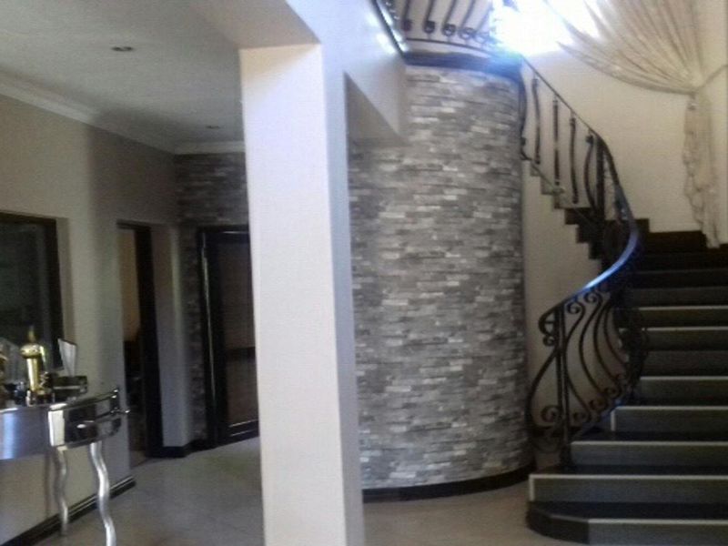 Elegant 3-Bedroom Family Home for Sale in Eagle Trace Estate, Fourways - Photo 4