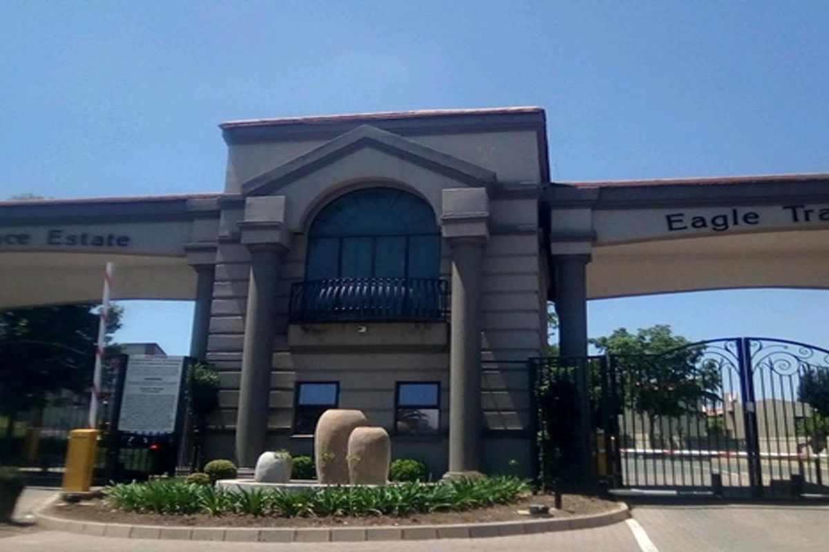 Elegant 3-Bedroom Family Home for Sale in Eagle Trace Estate, Fourways - Photo 5