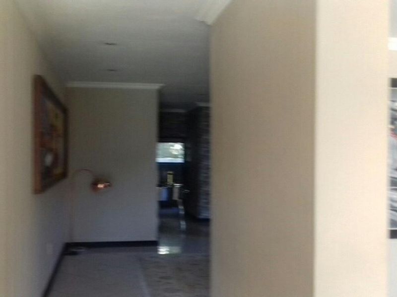 Elegant 3-Bedroom Family Home for Sale in Eagle Trace Estate, Fourways - Photo 10