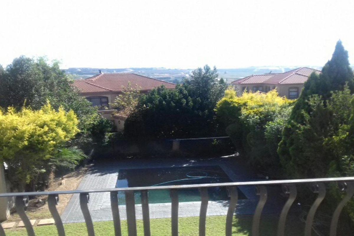 Elegant 3-Bedroom Family Home for Sale in Eagle Trace Estate, Fourways - Photo 3