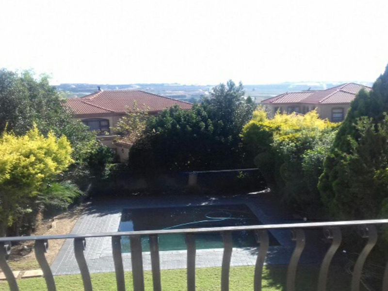 Elegant 3-Bedroom Family Home for Sale in Eagle Trace Estate, Fourways - Photo 3