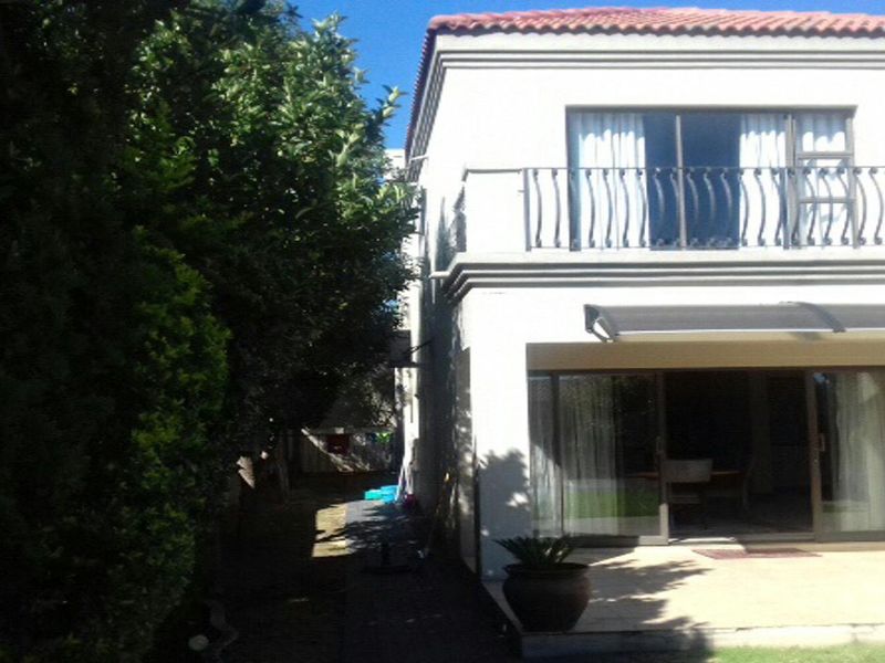 Elegant 3-Bedroom Family Home for Sale in Eagle Trace Estate, Fourways - Photo 9