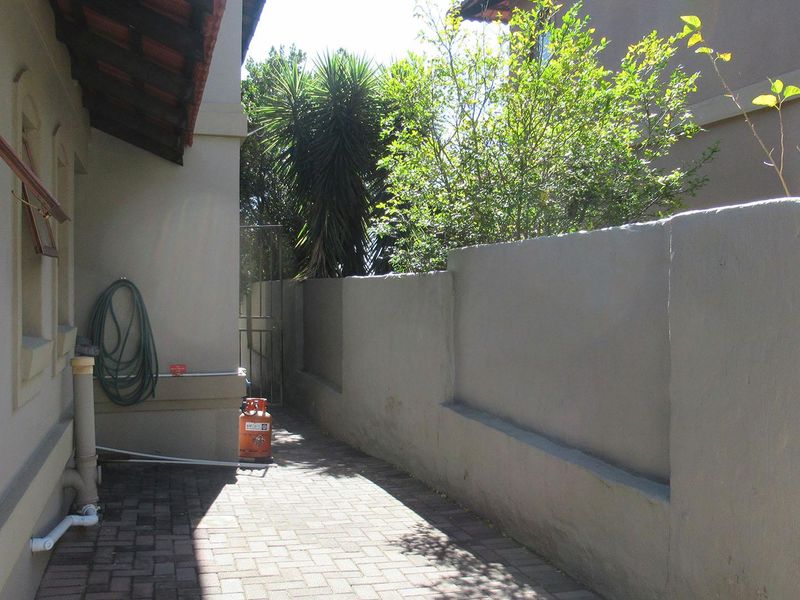 Spacious Double-Storey 3-Bedroom Family Home with Flatlet for Sale in Maroeladal, Randburg - Photo 10