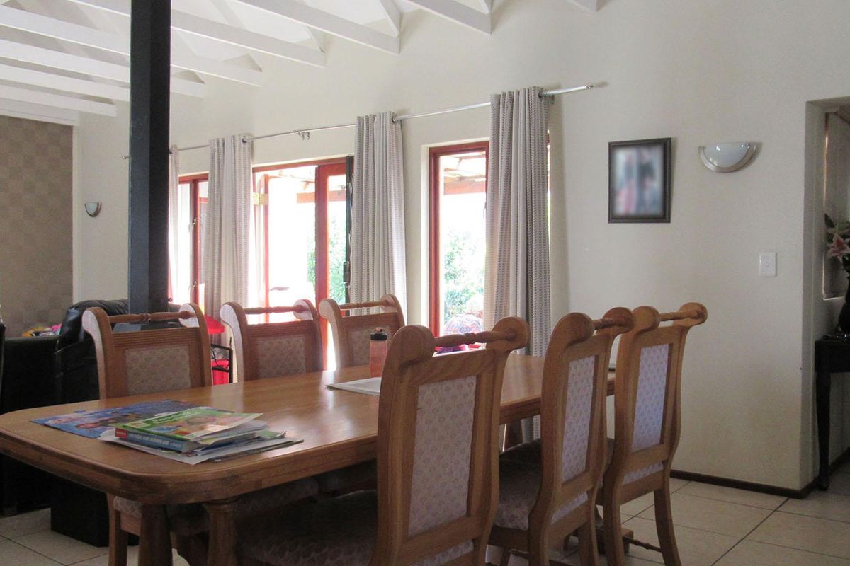Elegant Free-Standing 3-Bedroom Family Home with Pool for Sale in Witkoppen, Fourways - Photo 2