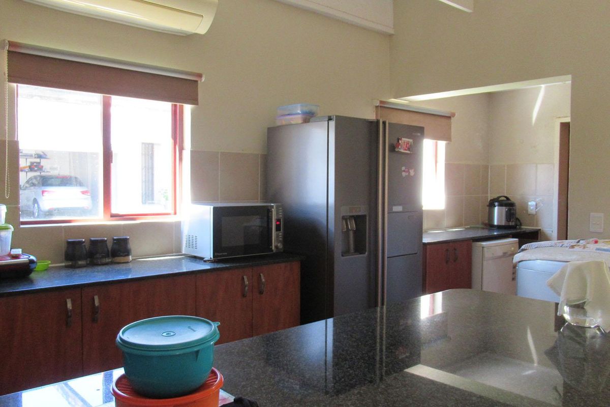 Elegant Free-Standing 3-Bedroom Family Home with Pool for Sale in Witkoppen, Fourways - Photo 5