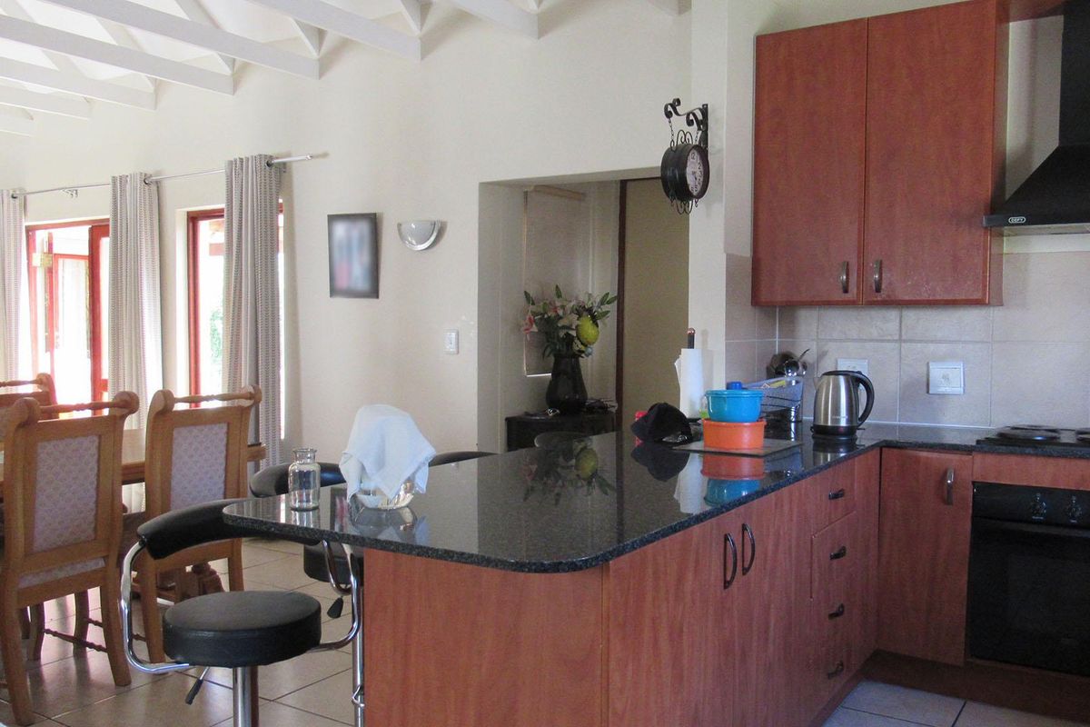 Elegant Free-Standing 3-Bedroom Family Home with Pool for Sale in Witkoppen, Fourways - Photo 4