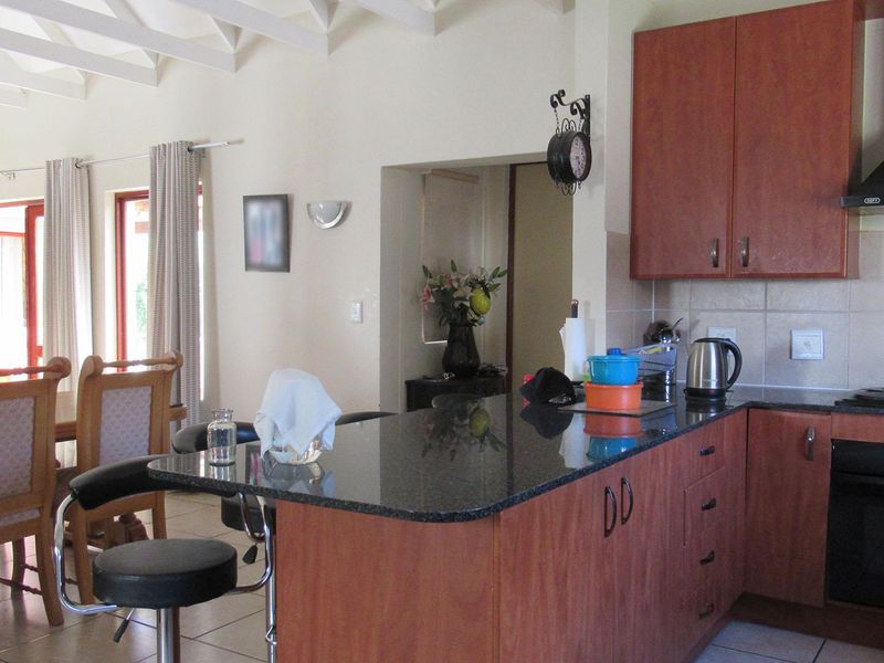 Elegant Free-Standing 3-Bedroom Family Home with Pool for Sale in Witkoppen, Fourways - Photo 4