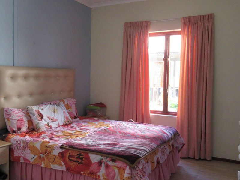 Elegant Free-Standing 3-Bedroom Family Home with Pool for Sale in Witkoppen, Fourways - Photo 3