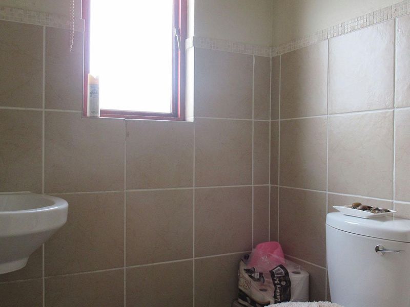 Elegant Free-Standing 3-Bedroom Family Home with Pool for Sale in Witkoppen, Fourways - Photo 8