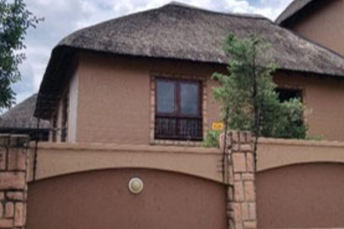 Modern 2-Bedroom Apartment for Sale in Inyati Sands, Douglasdale, Fourways - Photo 4