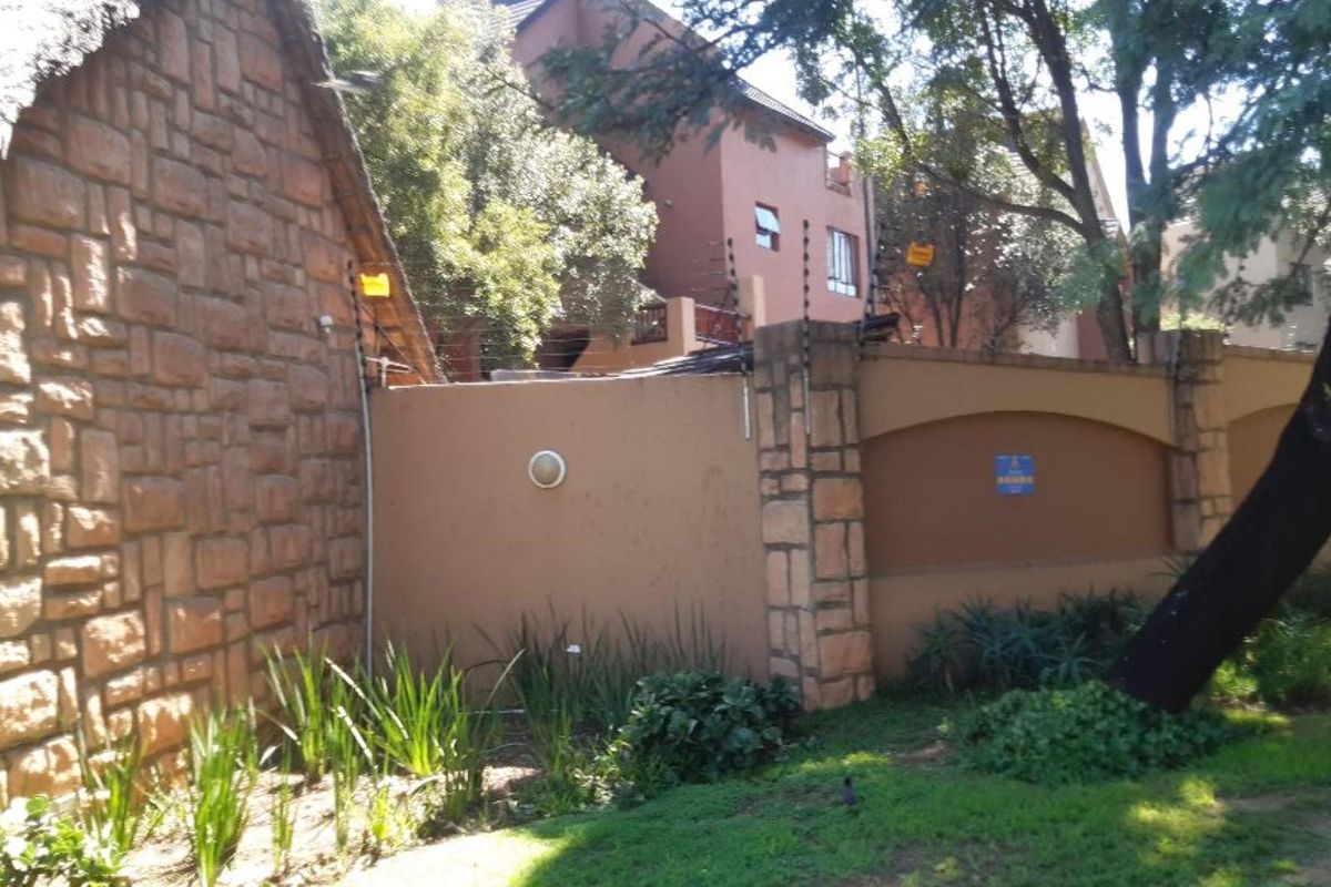 Modern 2-Bedroom Apartment for Sale in Inyati Sands, Douglasdale, Fourways - Photo 2