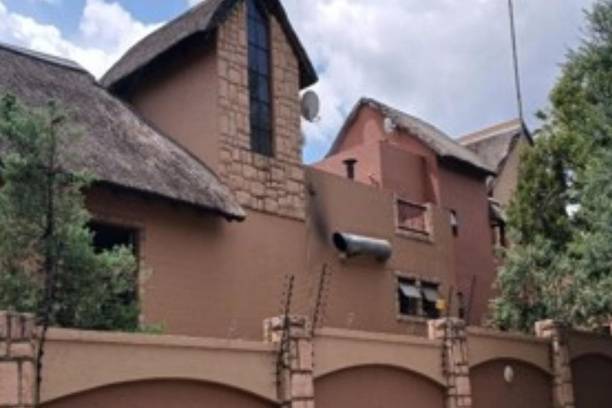Modern 2-Bedroom Apartment for Sale in Inyati Sands, Douglasdale, Fourways - Photo 3