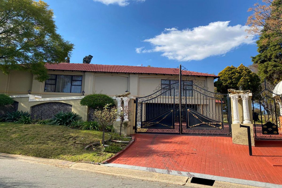 Exceptional Double-Storey 4-Bedroom Family Home for Sale in Gallo Manor, Sandton (Pre-Hammer Bank As - Photo 5