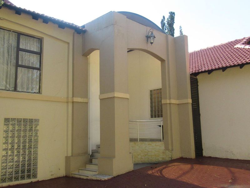 Exceptional Double-Storey 4-Bedroom Family Home for Sale in Gallo Manor, Sandton (Pre-Hammer Bank As - Photo 6