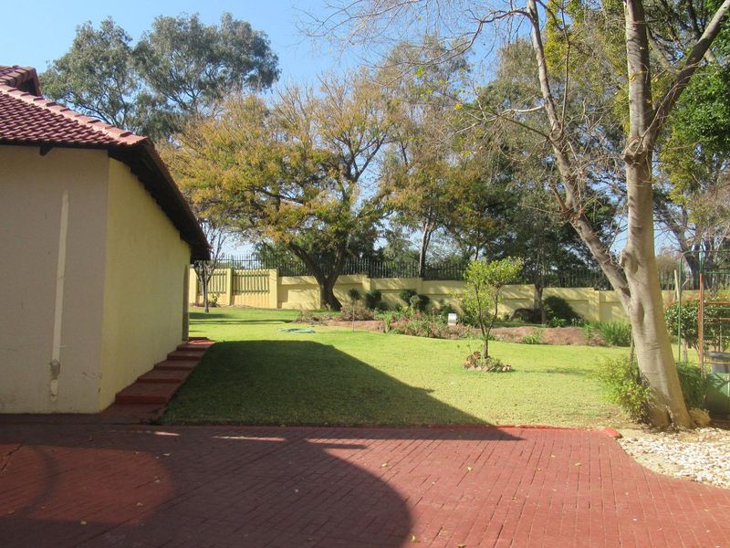 Exceptional Double-Storey 4-Bedroom Family Home for Sale in Gallo Manor, Sandton (Pre-Hammer Bank As - Photo 7