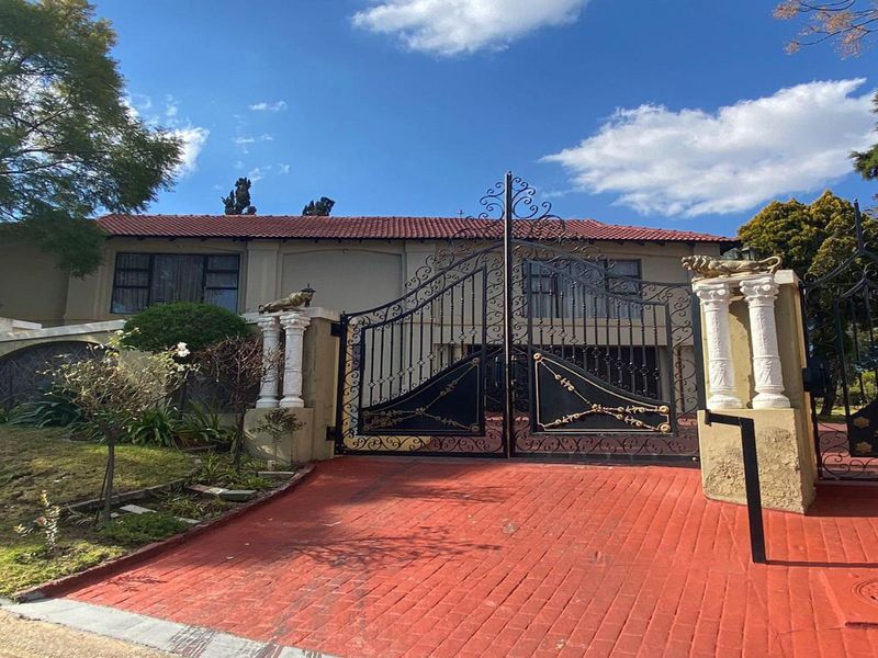 Exceptional Double-Storey 4-Bedroom Family Home for Sale in Gallo Manor, Sandton (Pre-Hammer Bank As - Photo 1