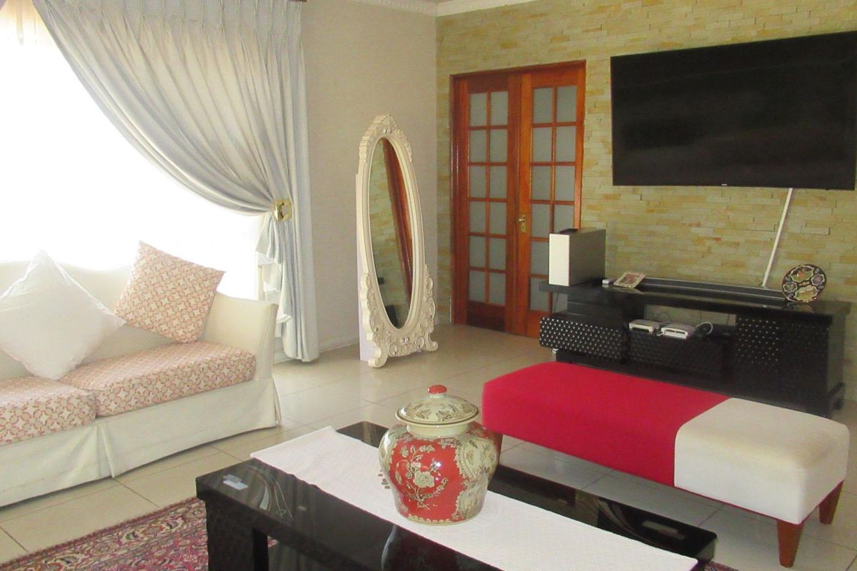 Exceptional Double-Storey 4-Bedroom Family Home for Sale in Gallo Manor, Sandton (Pre-Hammer Bank As - Photo 4