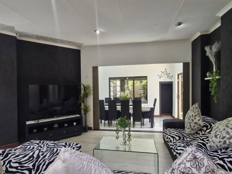 Grand Double-Storey 6-Bedroom Family Residence for Sale in Gallo Manor, Sandton - Photo 3