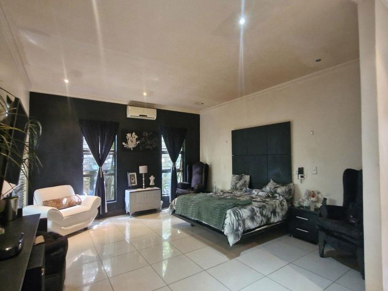 Grand Double-Storey 6-Bedroom Family Residence for Sale in Gallo Manor, Sandton - Photo 1
