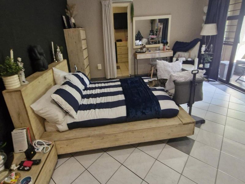 Grand Double-Storey 6-Bedroom Family Residence for Sale in Gallo Manor, Sandton - Photo 2