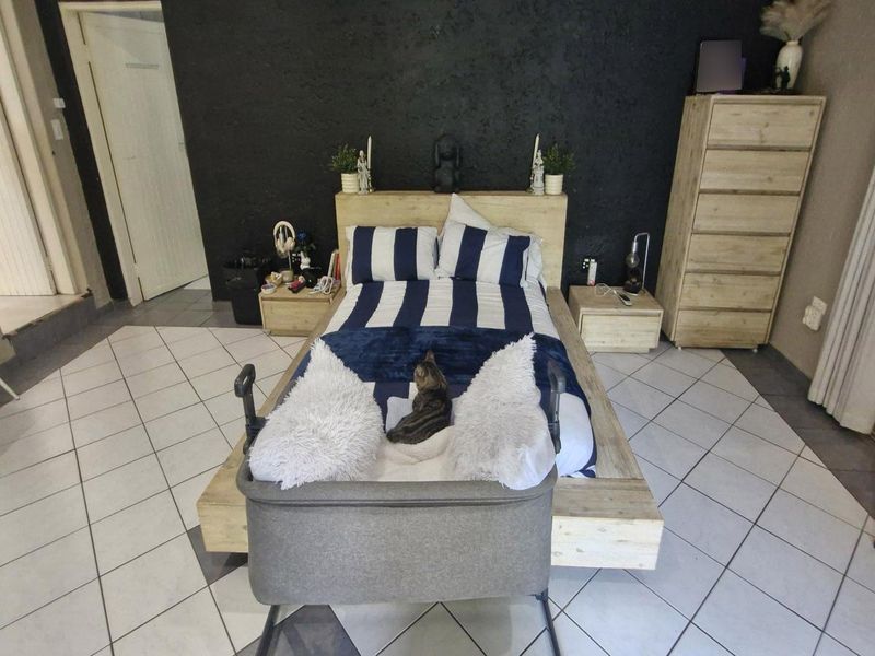 Grand Double-Storey 6-Bedroom Family Residence for Sale in Gallo Manor, Sandton - Photo 10