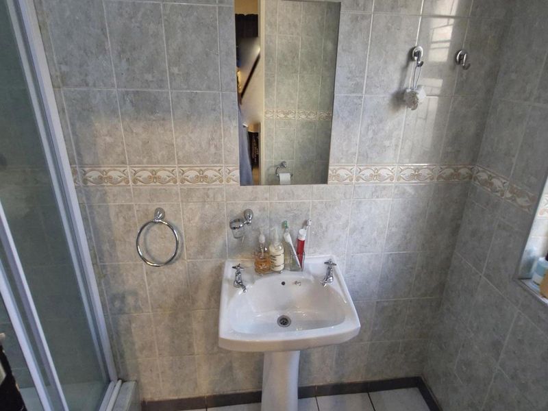 Grand Double-Storey 6-Bedroom Family Residence for Sale in Gallo Manor, Sandton - Photo 8