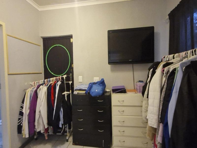 Grand Double-Storey 6-Bedroom Family Residence for Sale in Gallo Manor, Sandton - Photo 9