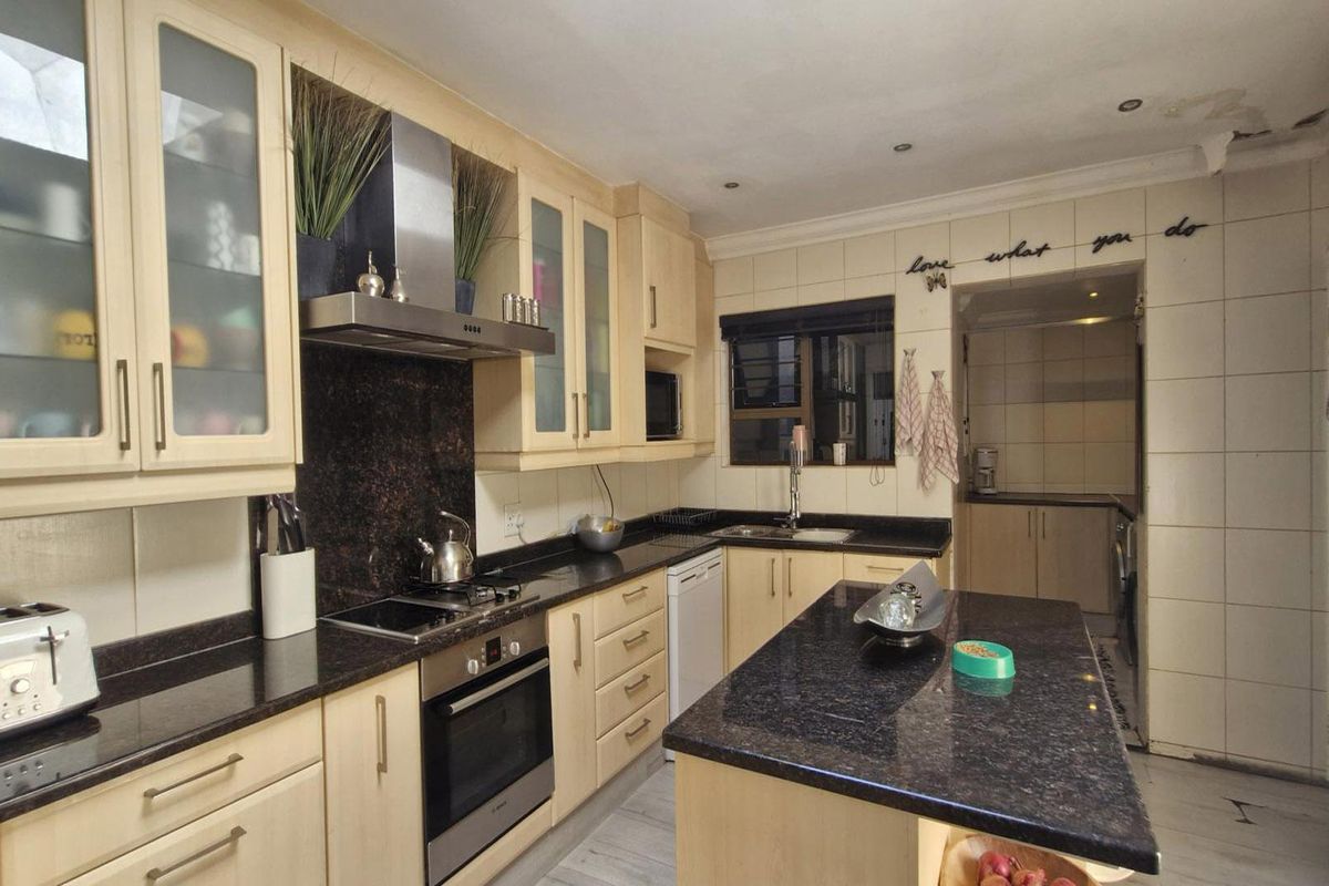 Grand Double-Storey 6-Bedroom Family Residence for Sale in Gallo Manor, Sandton - Photo 4