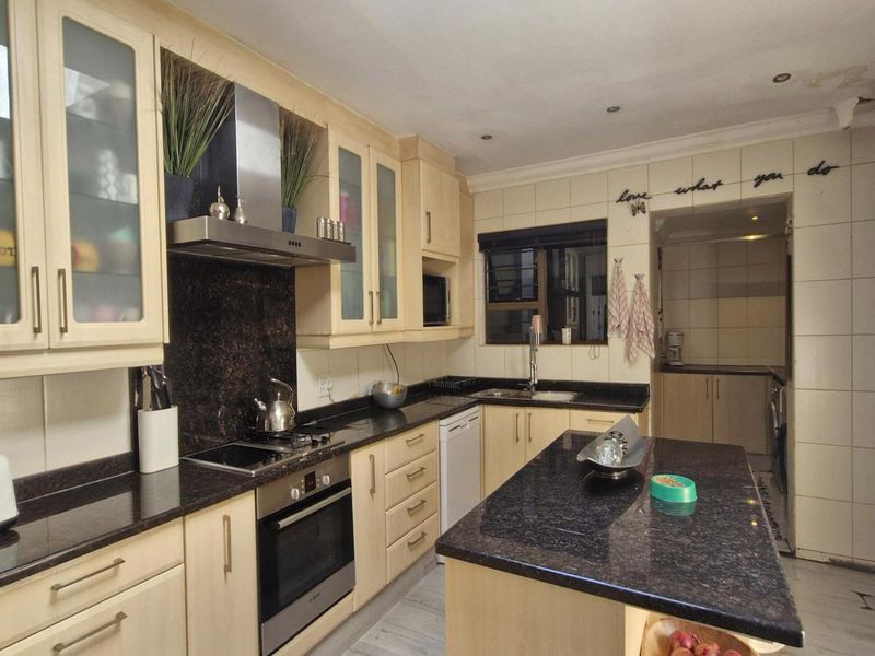 Grand Double-Storey 6-Bedroom Family Residence for Sale in Gallo Manor, Sandton - Photo 4
