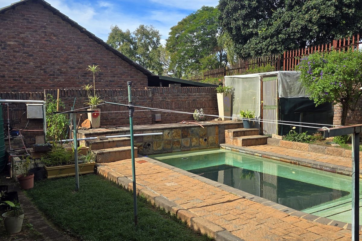 No Levies, Extra Luxury: 3-Bedroom Home with Pool & Entertainment in enclosed cul-de-sac - Photo 3