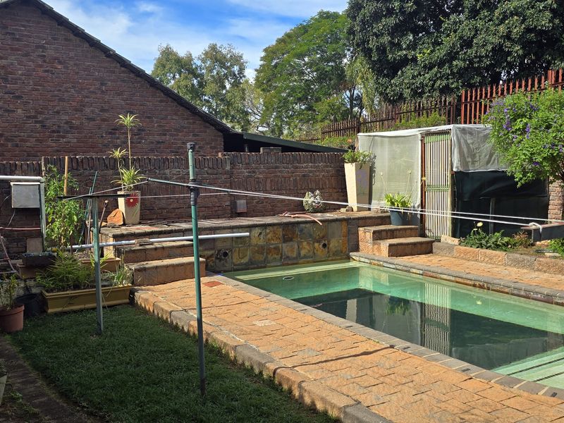No Levies, Extra Luxury: 3-Bedroom Home with Pool & Entertainment in enclosed cul-de-sac - Photo 3