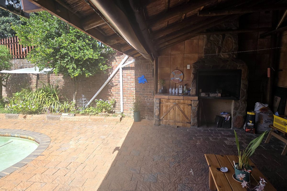 No Levies, Extra Luxury: 3-Bedroom Home with Pool & Entertainment in enclosed cul-de-sac - Photo 5