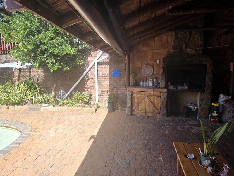 No Levies, Extra Luxury: 3-Bedroom Home with Pool & Entertainment in enclosed cul-de-sac - Photo 5