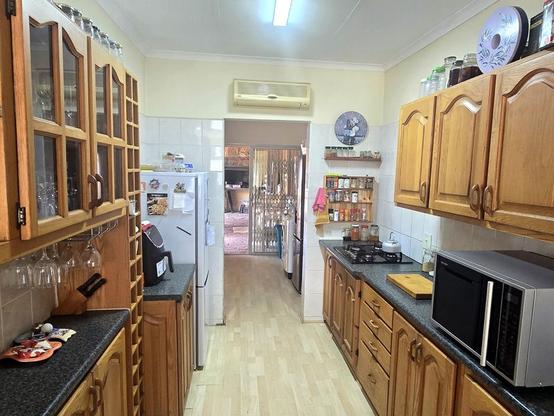 No Levies, Extra Luxury: 3-Bedroom Home with Pool & Entertainment in enclosed cul-de-sac - Photo 10