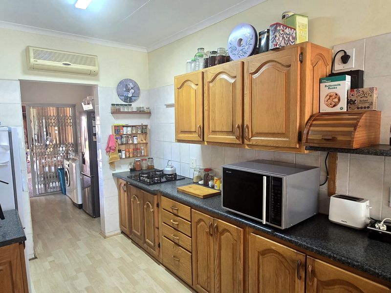 No Levies, Extra Luxury: 3-Bedroom Home with Pool & Entertainment in enclosed cul-de-sac - Photo 9