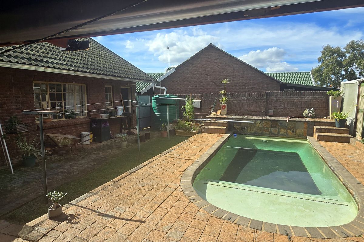 No Levies, Extra Luxury: 3-Bedroom Home with Pool & Entertainment in enclosed cul-de-sac - Photo 4