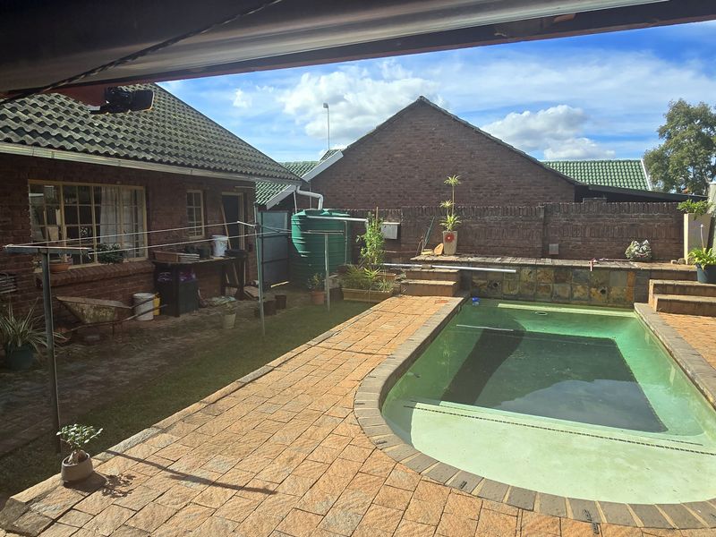 No Levies, Extra Luxury: 3-Bedroom Home with Pool & Entertainment in enclosed cul-de-sac - Photo 4