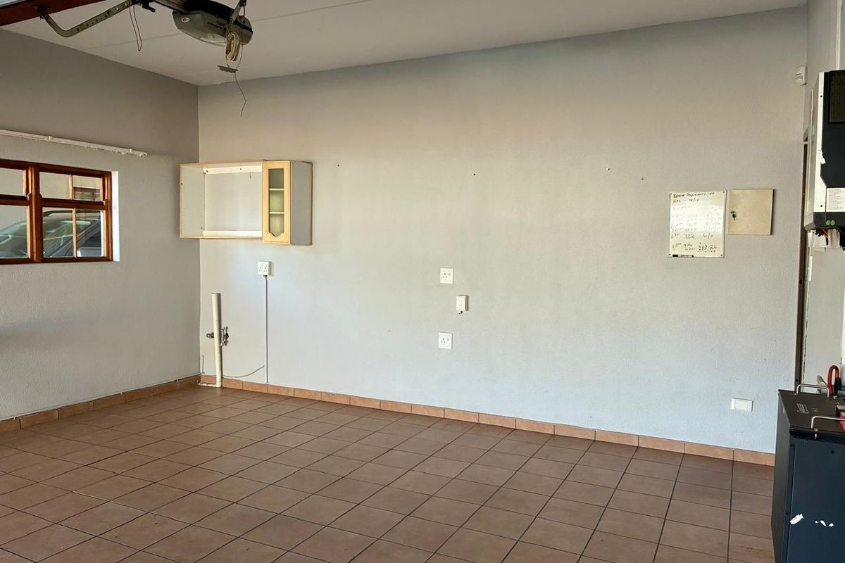 Stunning 3-bedroom home in Vanderbijlpark SE 2, perfect for family living. - Photo 3
