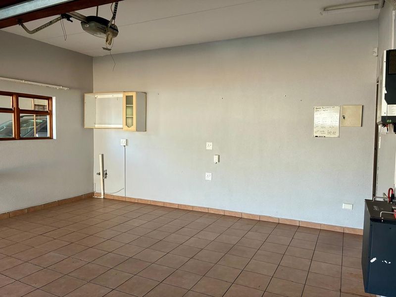 Stunning 3-bedroom home in Vanderbijlpark SE 2, perfect for family living. - Photo 3