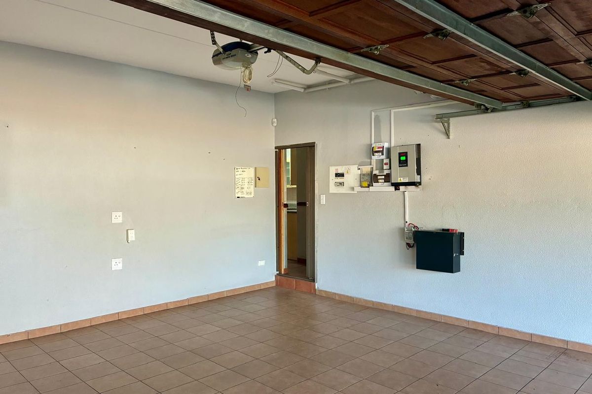 Stunning 3-bedroom home in Vanderbijlpark SE 2, perfect for family living. - Photo 4