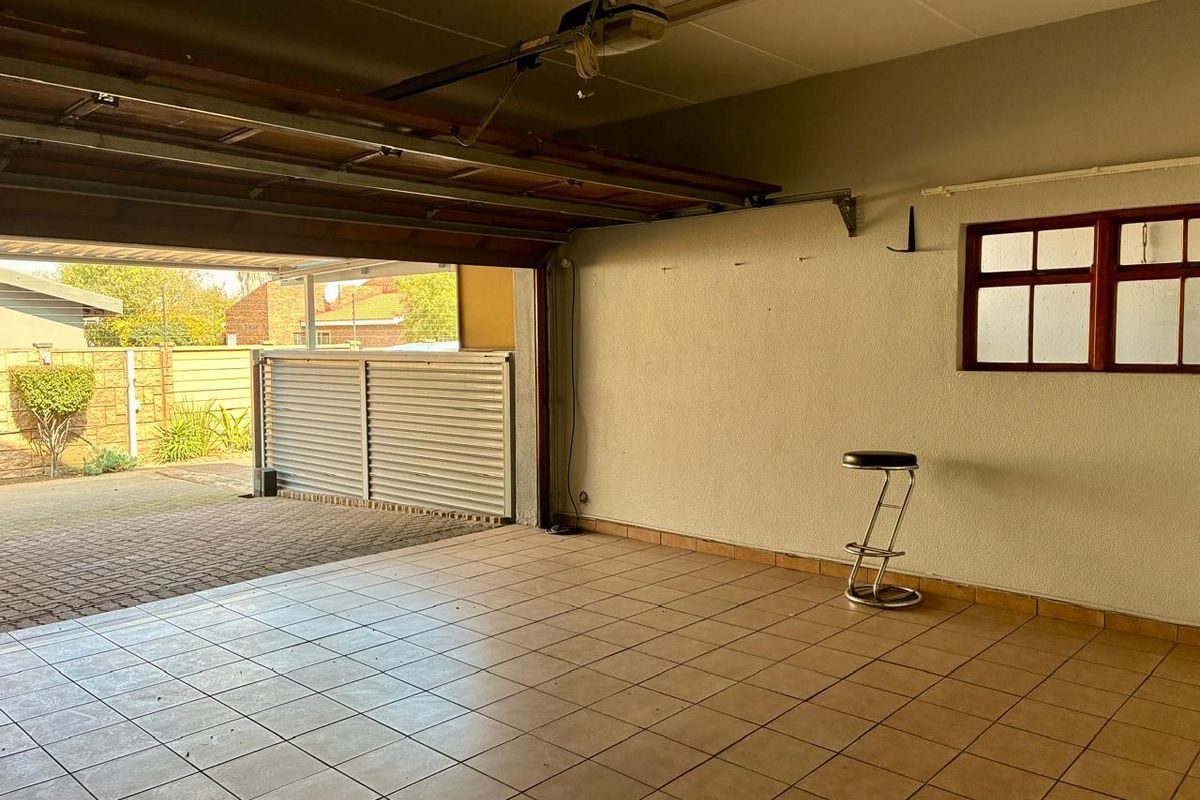 Stunning 3-bedroom home in Vanderbijlpark SE 2, perfect for family living. - Photo 2