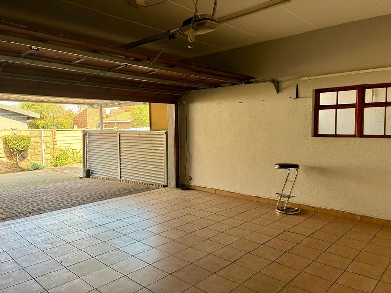 Stunning 3-bedroom home in Vanderbijlpark SE 2, perfect for family living. - Photo 2